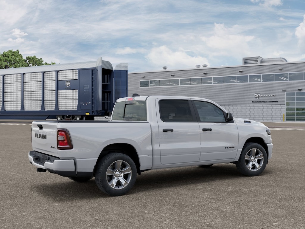 New 2026 Ram 1500 EXPRESS CREW CAB 4X4 5'7 BOX Pickup