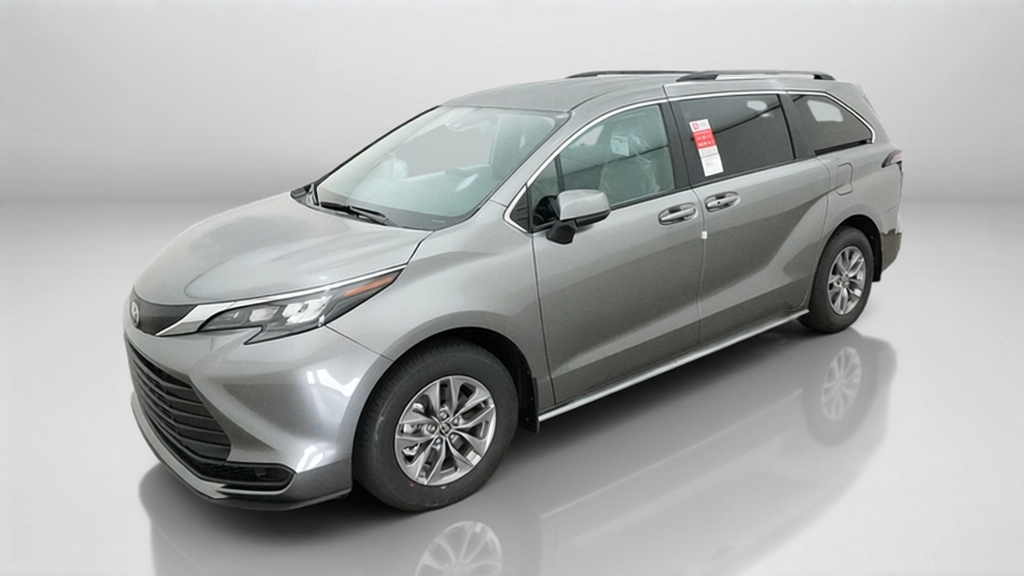 2026 Toyota Sienna LE 8 PASSENGER