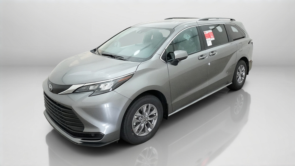2026 Toyota Sienna LE 8 PASSENGER