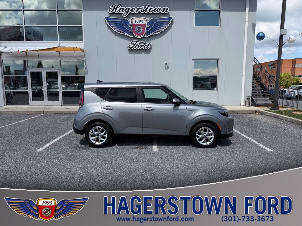 Used 2025 Kia Soul LX HATCHBACK