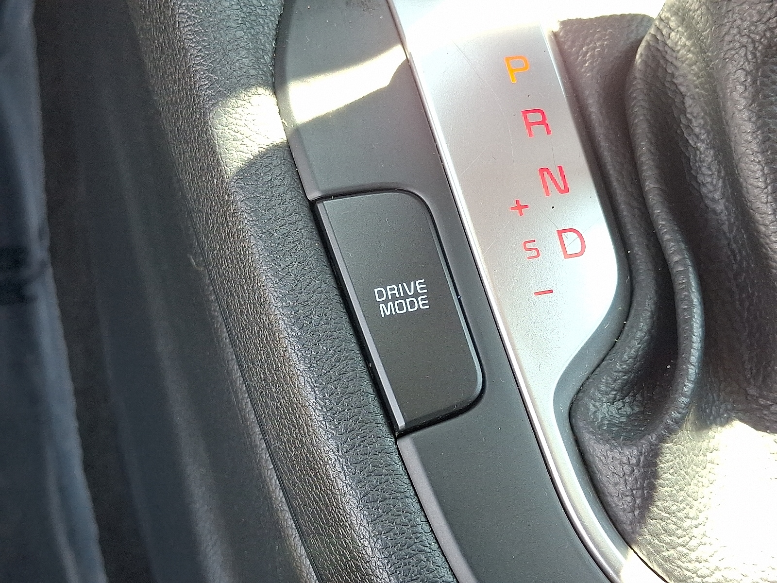 2024 Kia Forte LXS - Photo 22