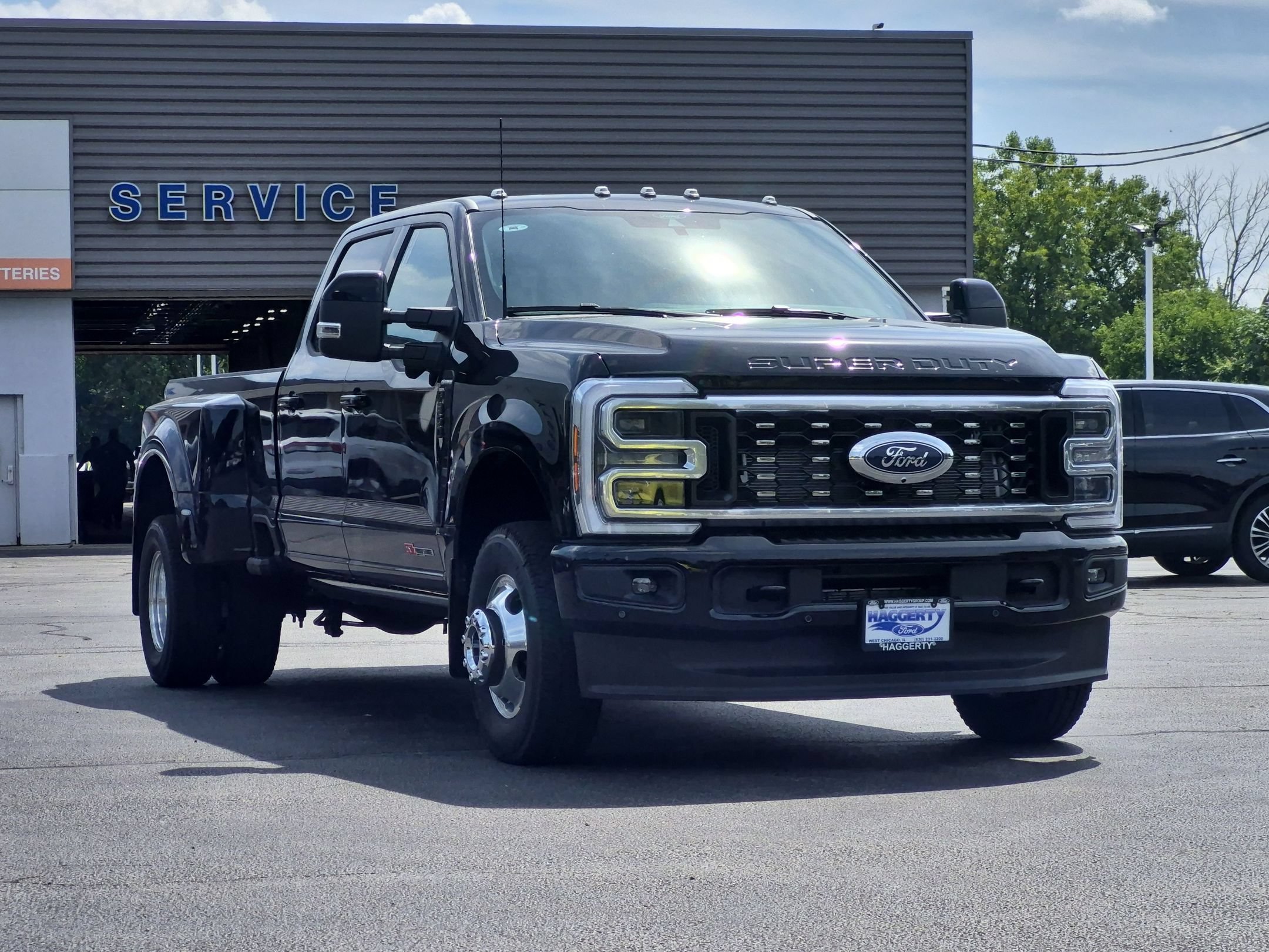 New 2026 Ford Super Duty F-350 DRW Platinum 4WD Crew Cab 8 Box Platinum 4WD Crew Cab 8 Box