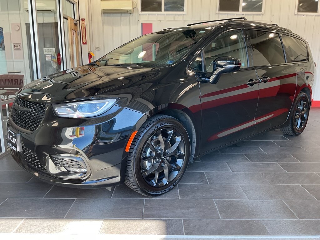Used 2025 Chrysler Pacifica Limited Minivan/Van