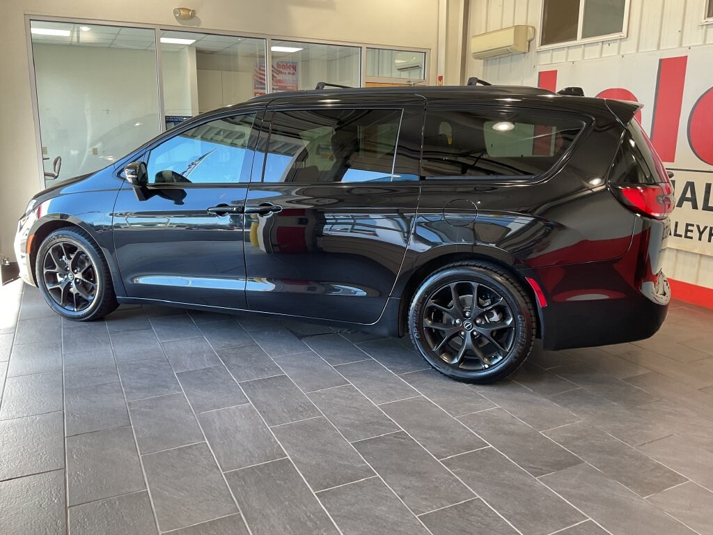 Used 2025 Chrysler Pacifica Limited Minivan/Van