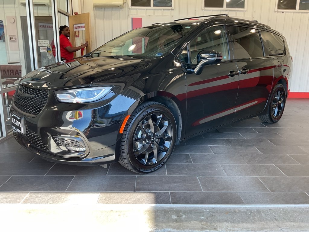 Used 2025 Chrysler Pacifica Limited Minivan/Van