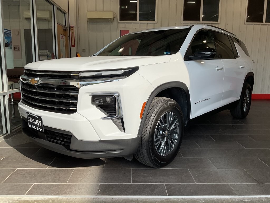 Used 2025 Chevrolet Traverse LT SUV