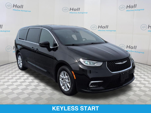 Used 2025 Chrysler Pacifica Select Minivan/Van