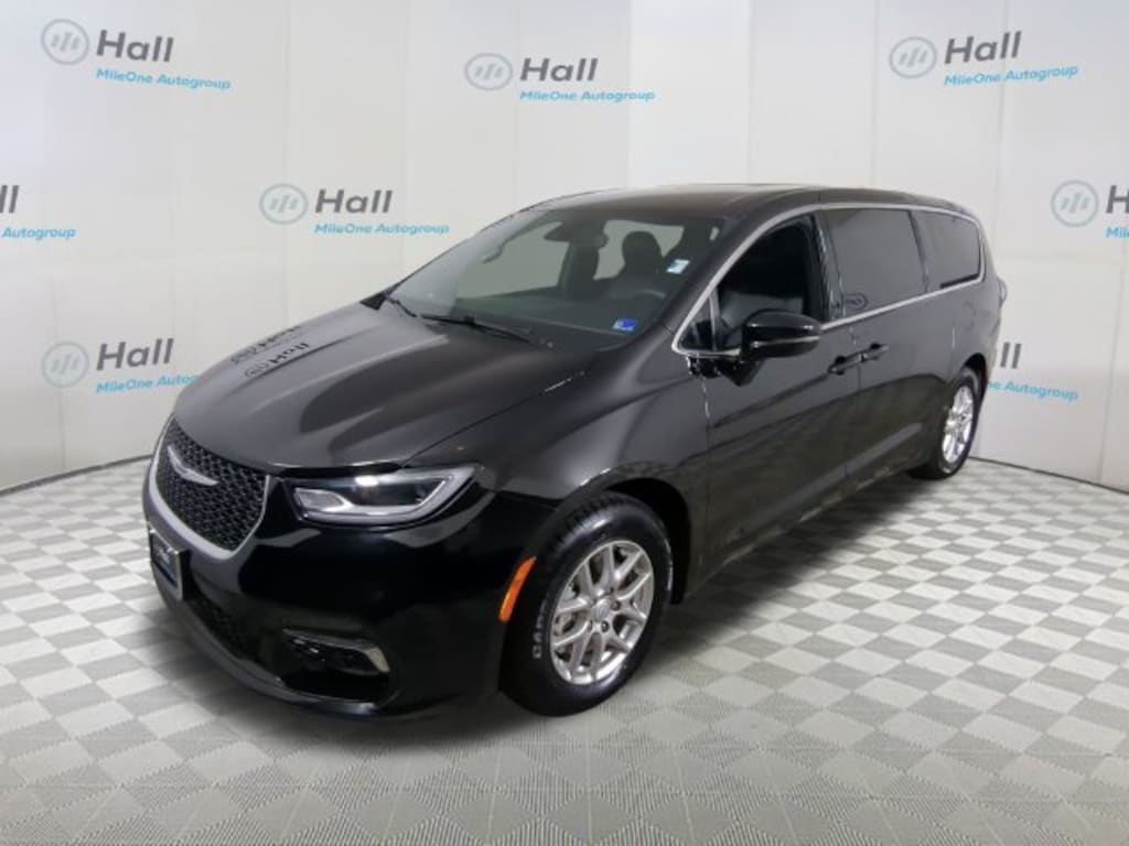 Used 2025 Chrysler Pacifica Select Minivan/Van