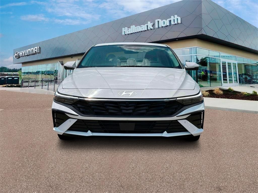 2025 Hyundai Elantra Limited - Photo 12