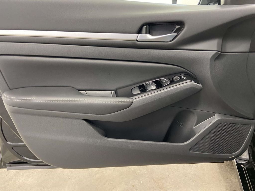 2025 Nissan Altima SL - Photo 8