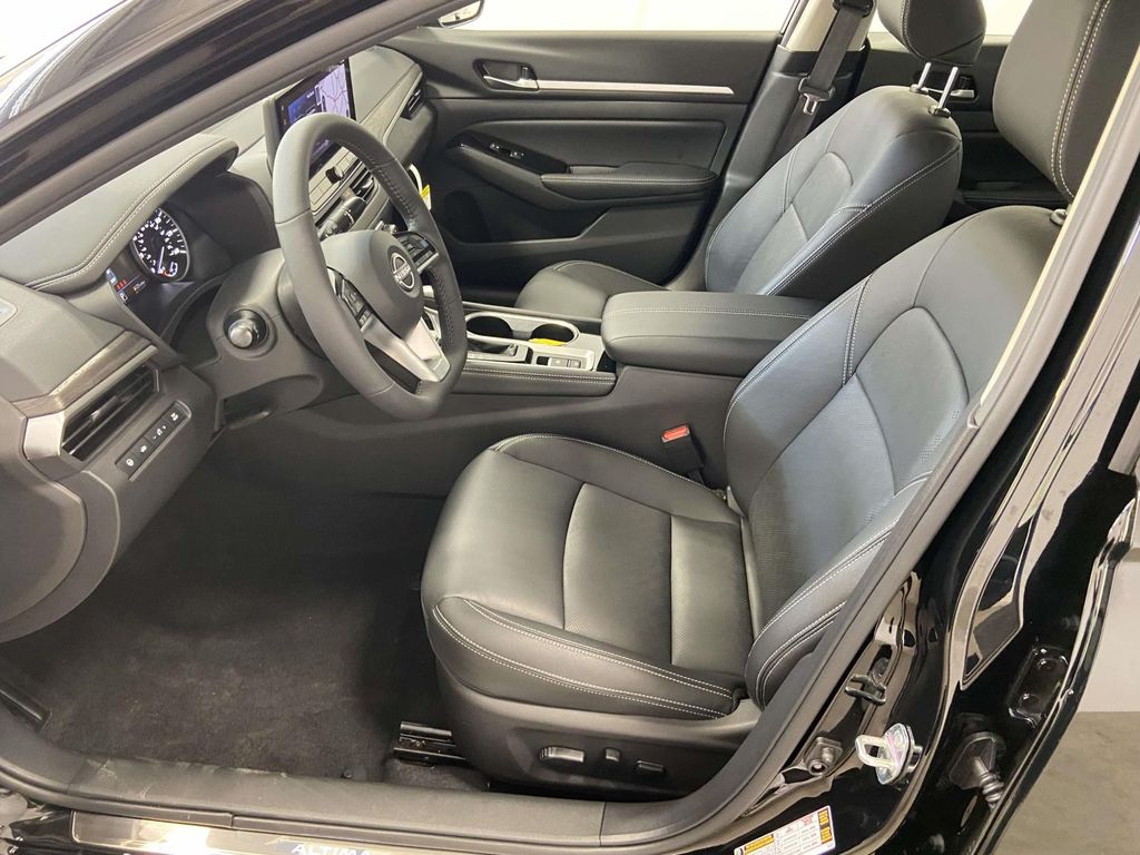 2025 Nissan Altima SL - Photo 9