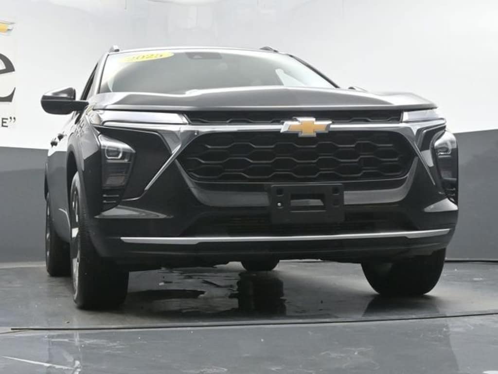Used 2025 Chevrolet Trax LT SUV