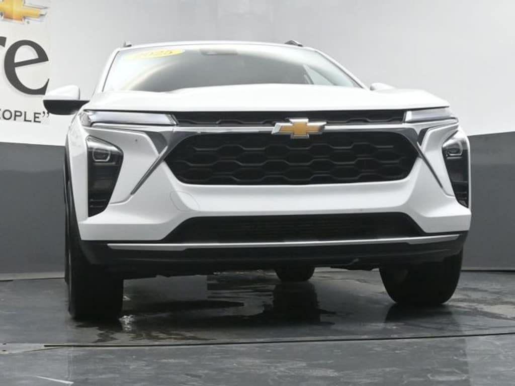 Used 2025 Chevrolet Trax LT SUV