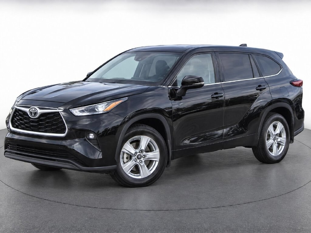Used 2025 Toyota Highlander LE SUV