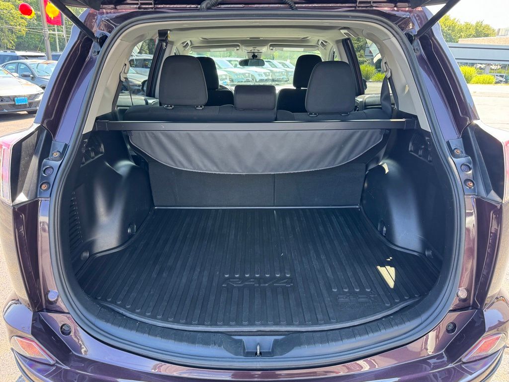 2018 Toyota RAV4 XLE - Photo 19