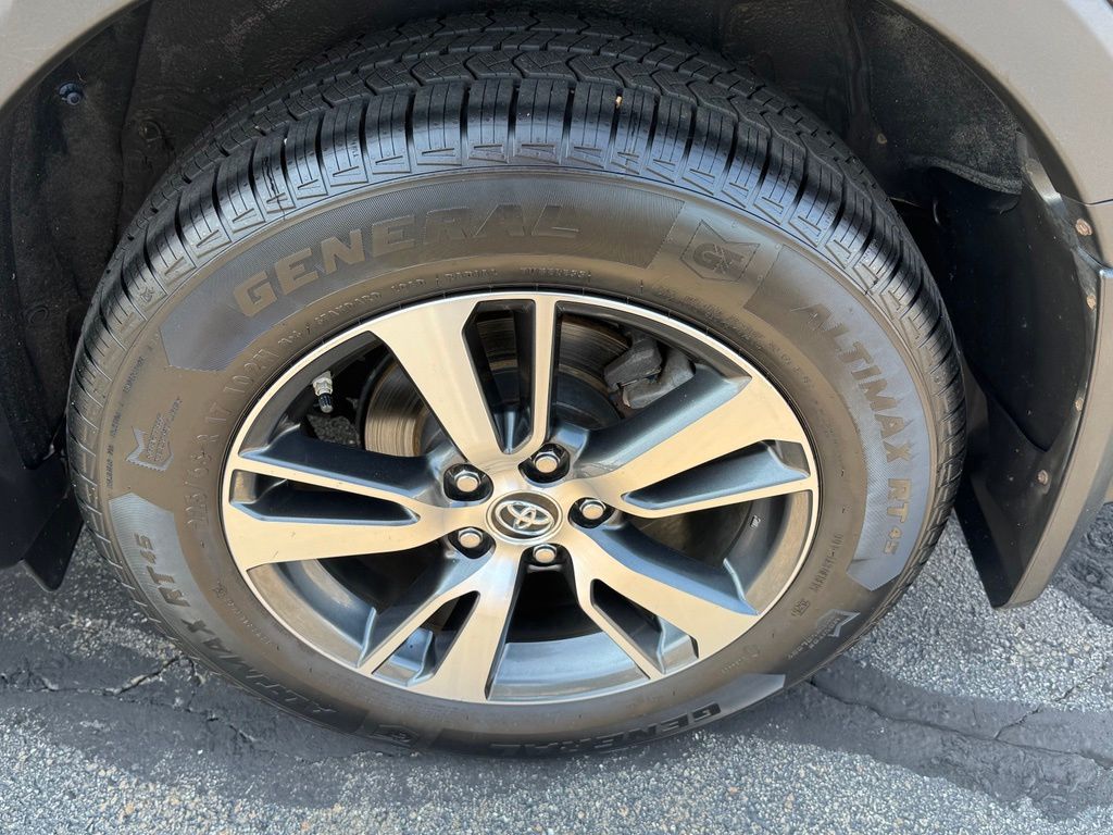 2018 Toyota RAV4 XLE - Photo 35