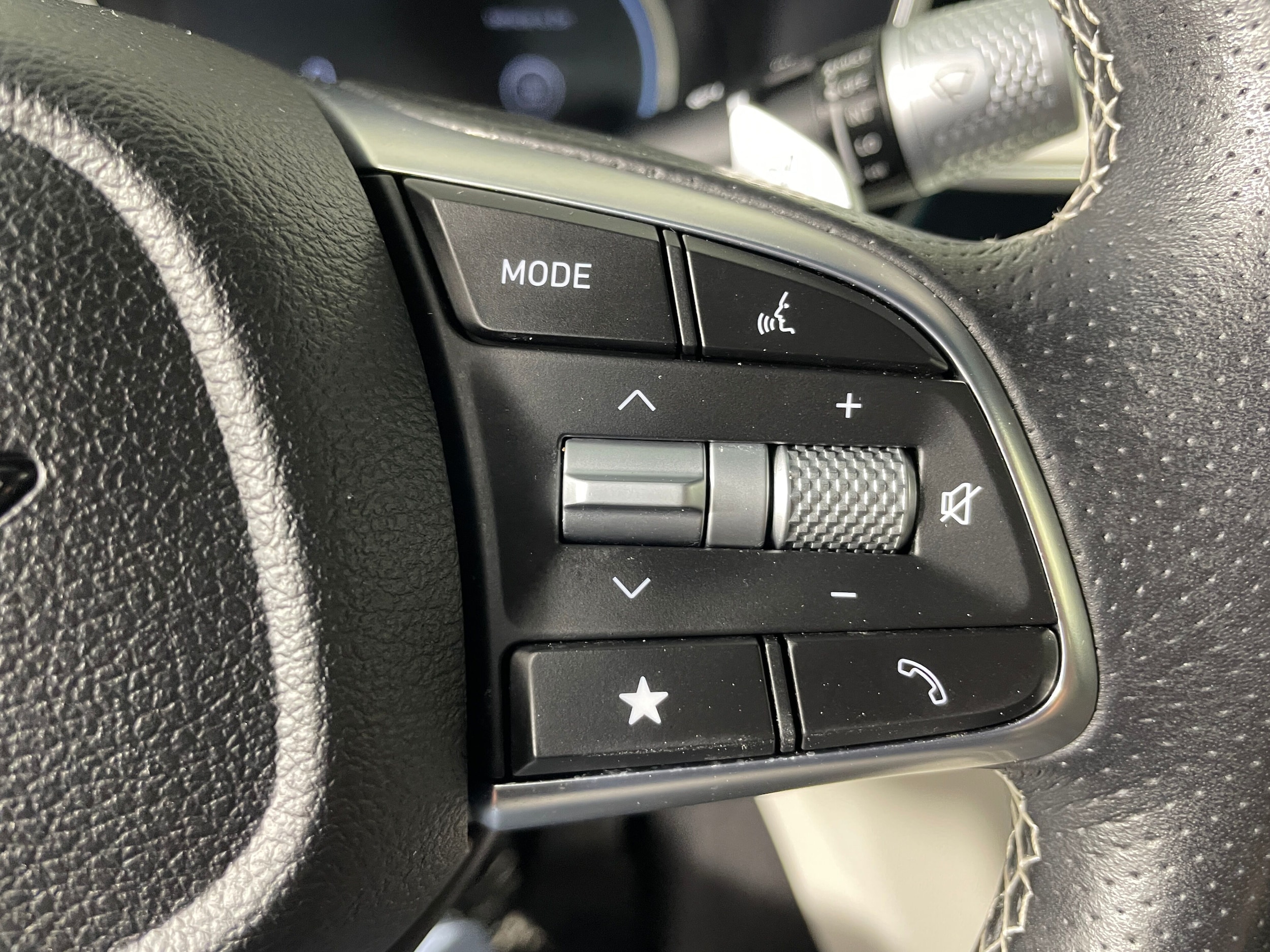2024 GENESIS G70 Standard - Photo 13