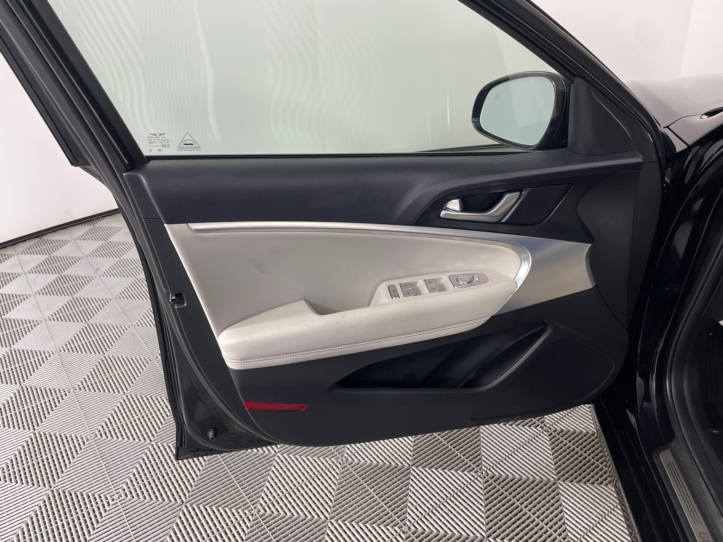 2024 GENESIS G70 Standard - Photo 18