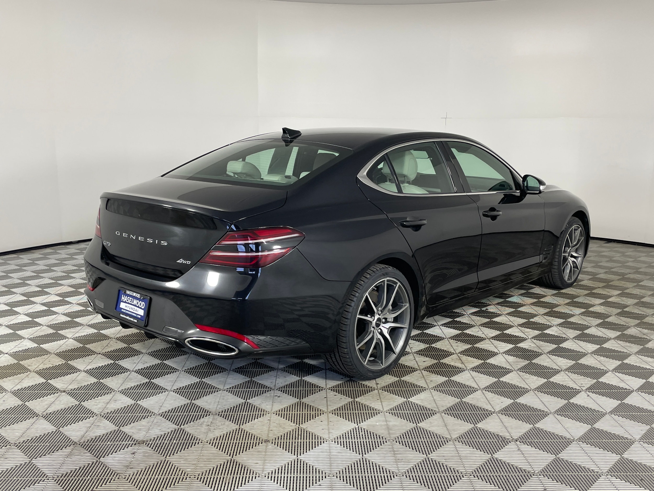 2024 GENESIS G70 Standard - Photo 26