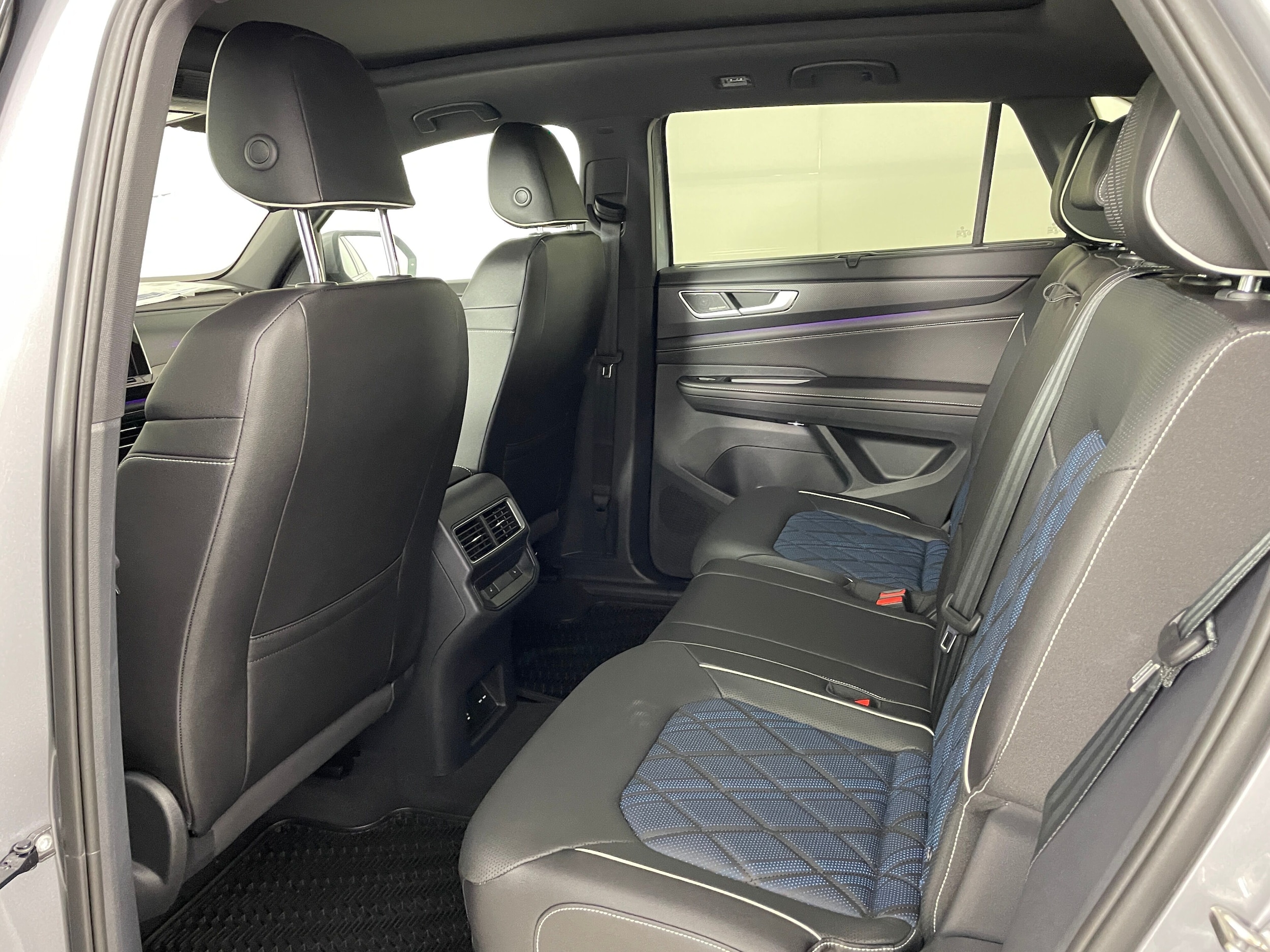 2025 Volkswagen Atlas Cross Sport SEL Premium R-LINE - Photo 4