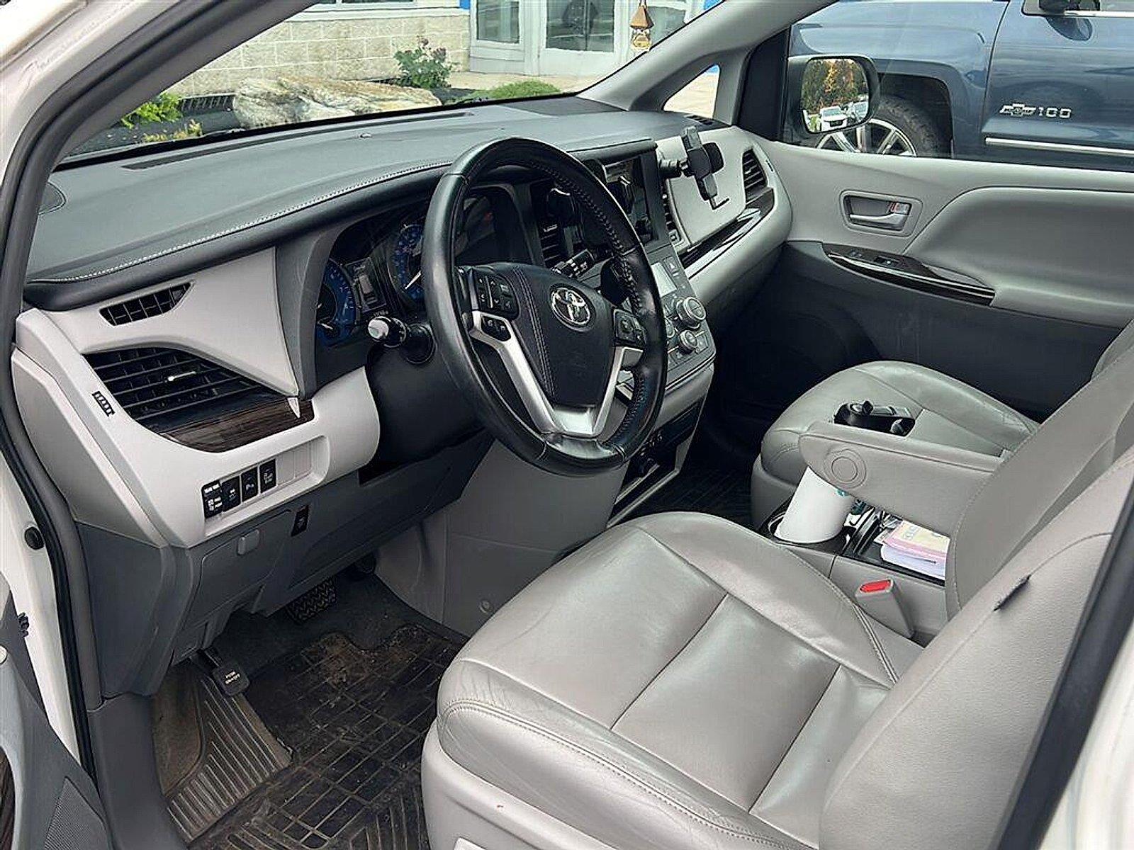 2016 Toyota Sienna XLE