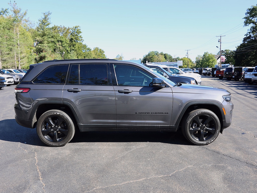 Used 2023 Jeep Grand Cherokee Laredo SUV