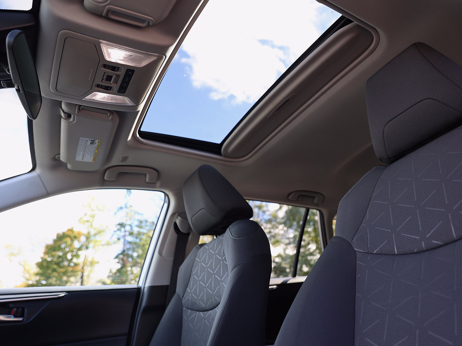 2024 Toyota RAV4 XLE - Photo 22