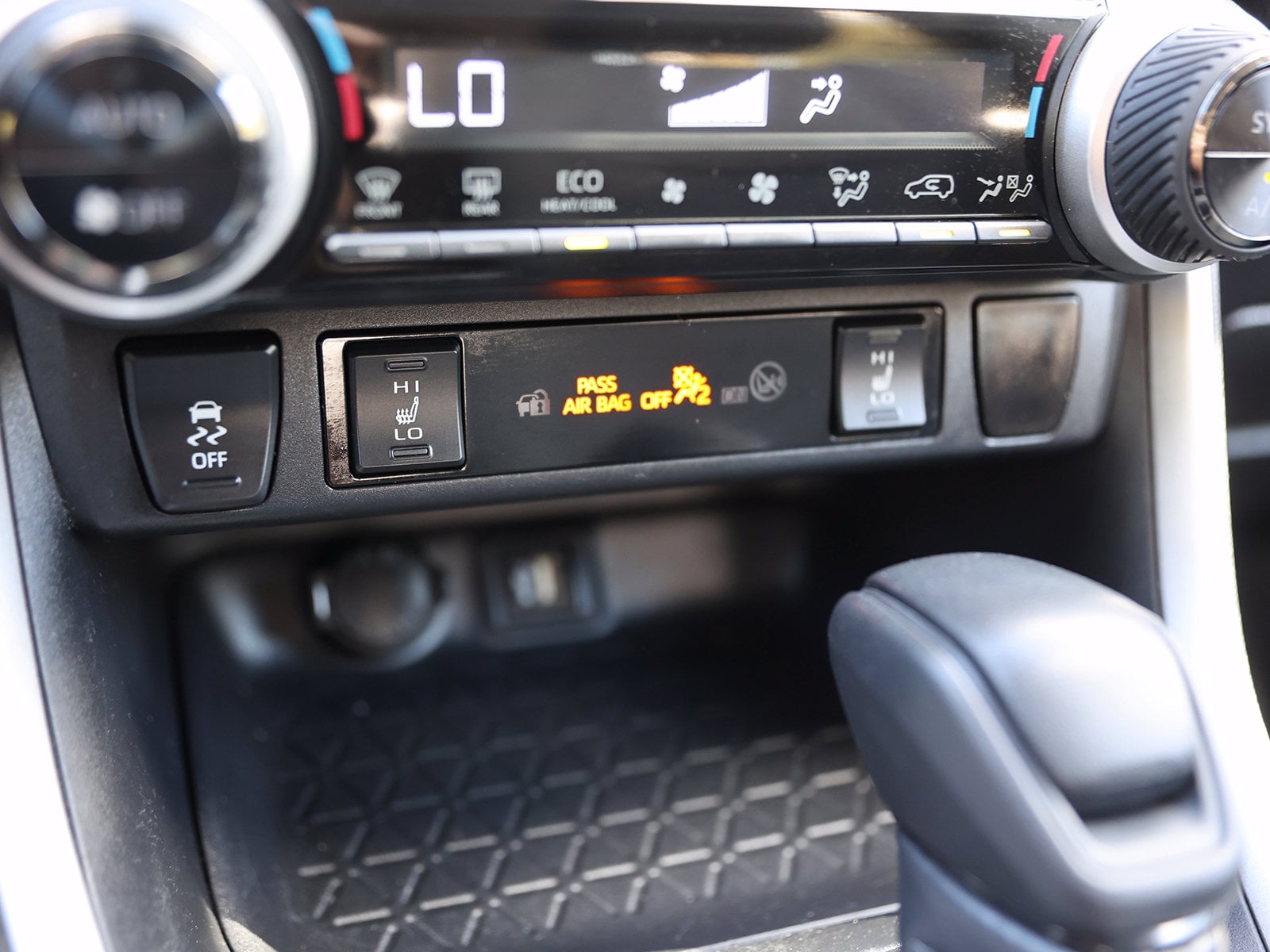 2024 Toyota RAV4 XLE - Photo 29