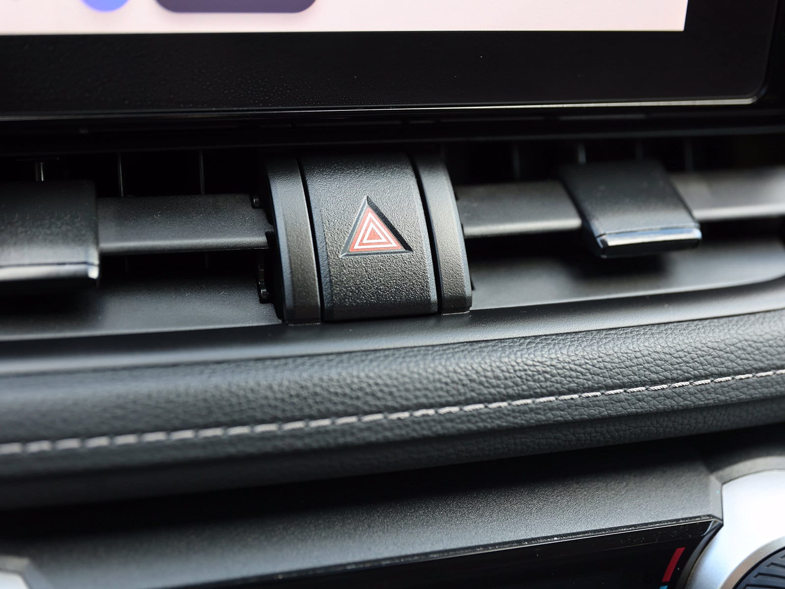 2024 Toyota RAV4 XLE - Photo 27