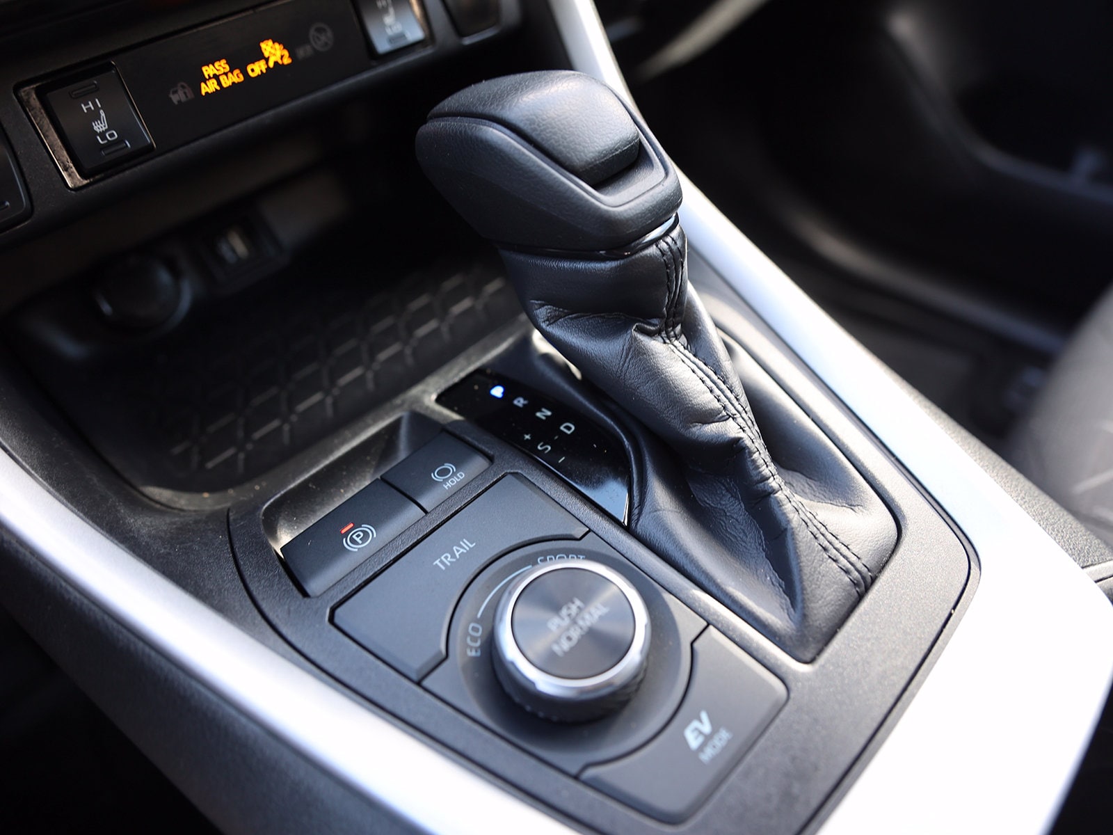 2024 Toyota RAV4 XLE - Photo 34