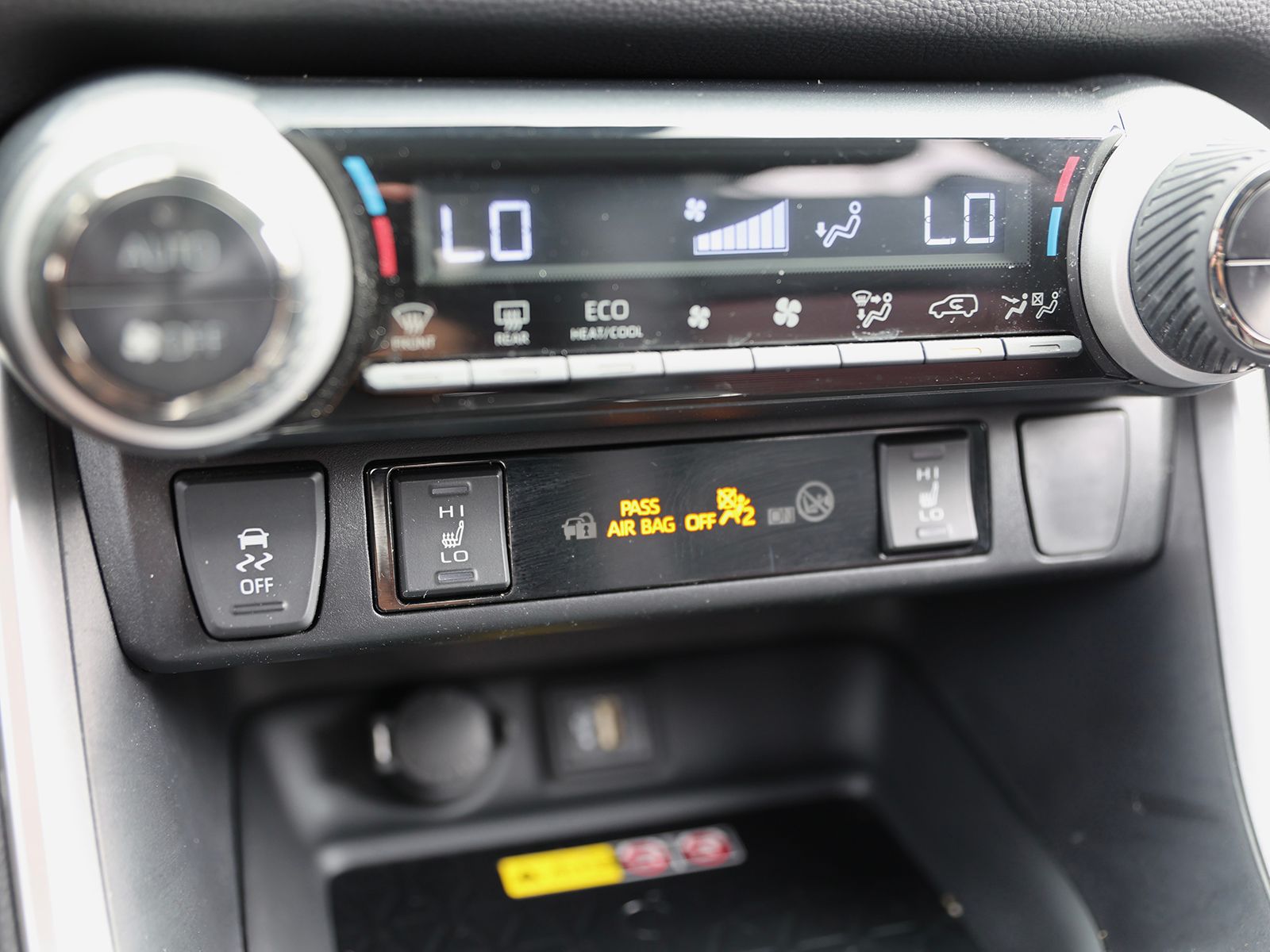 2023 Toyota RAV4 XSE - Photo 32