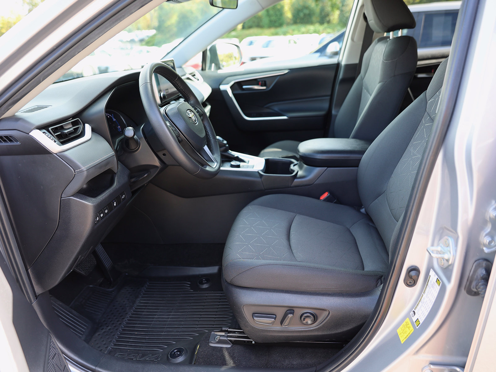 2024 Toyota RAV4 XLE - Photo 19