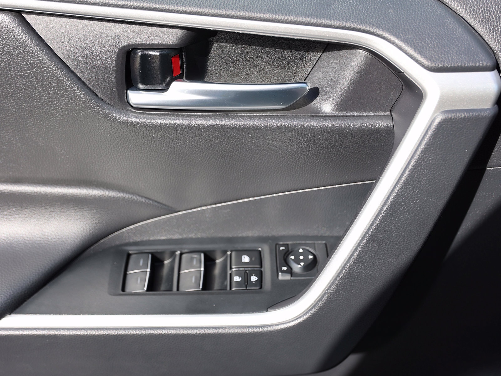 2024 Toyota RAV4 XLE - Photo 39
