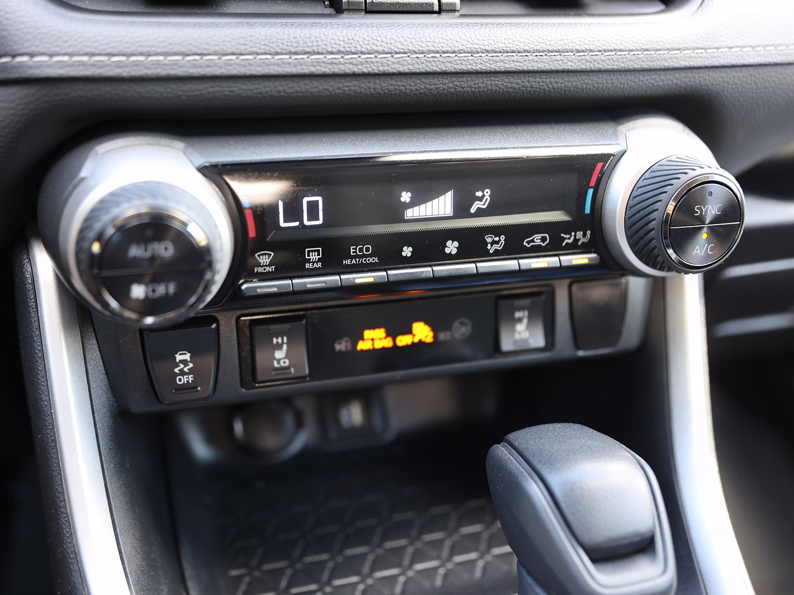 2024 Toyota RAV4 XLE - Photo 28