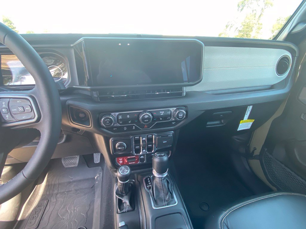 2025 Jeep Wrangler 4-Door Willys - Photo 13