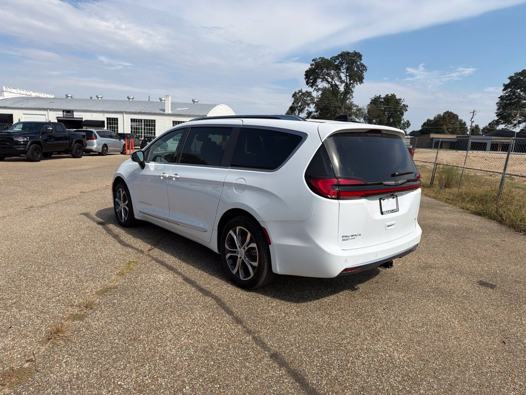 New 2026 Chrysler Pacifica PINNACLE AWD Passenger Van