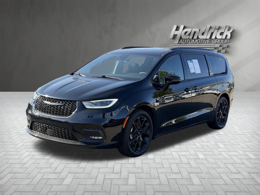 Used 2025 Chrysler Pacifica Limited Minivan