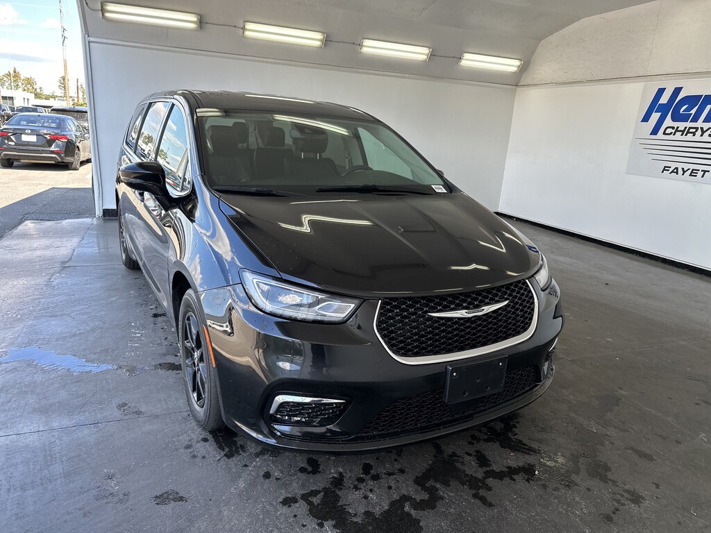 Used 2024 Chrysler Pacifica Touring L Minivan
