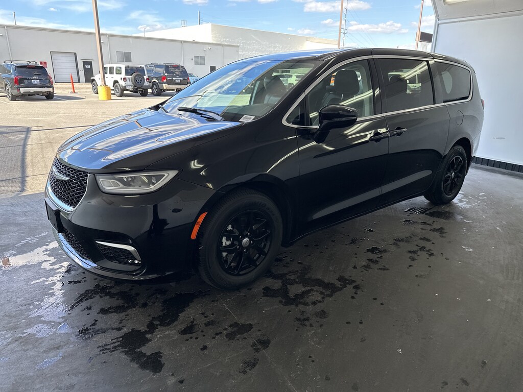 Used 2024 Chrysler Pacifica Touring L Minivan