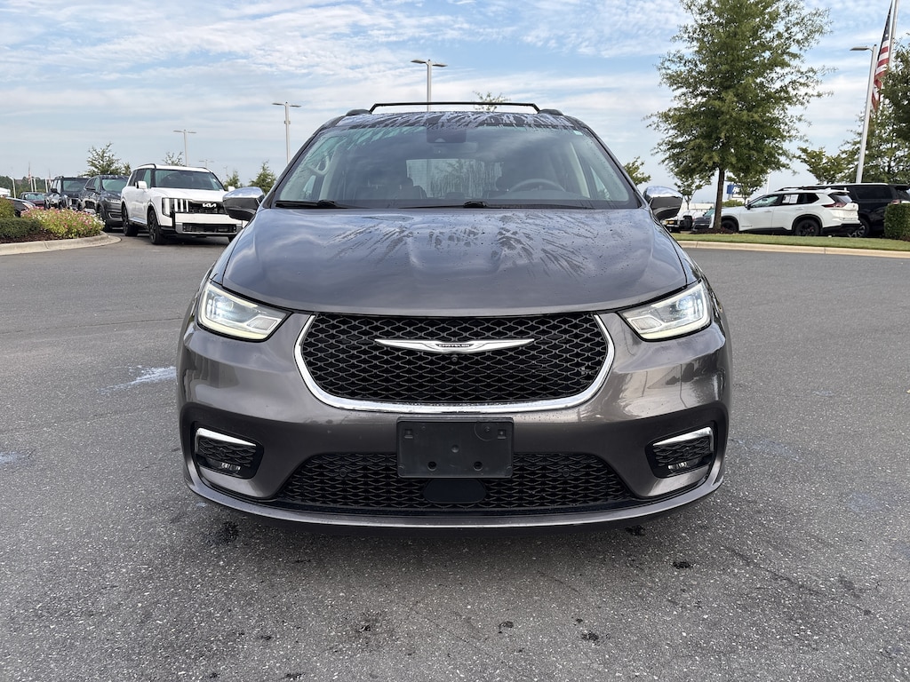 Used 2022 Chrysler Pacifica Limited Van Passenger Van