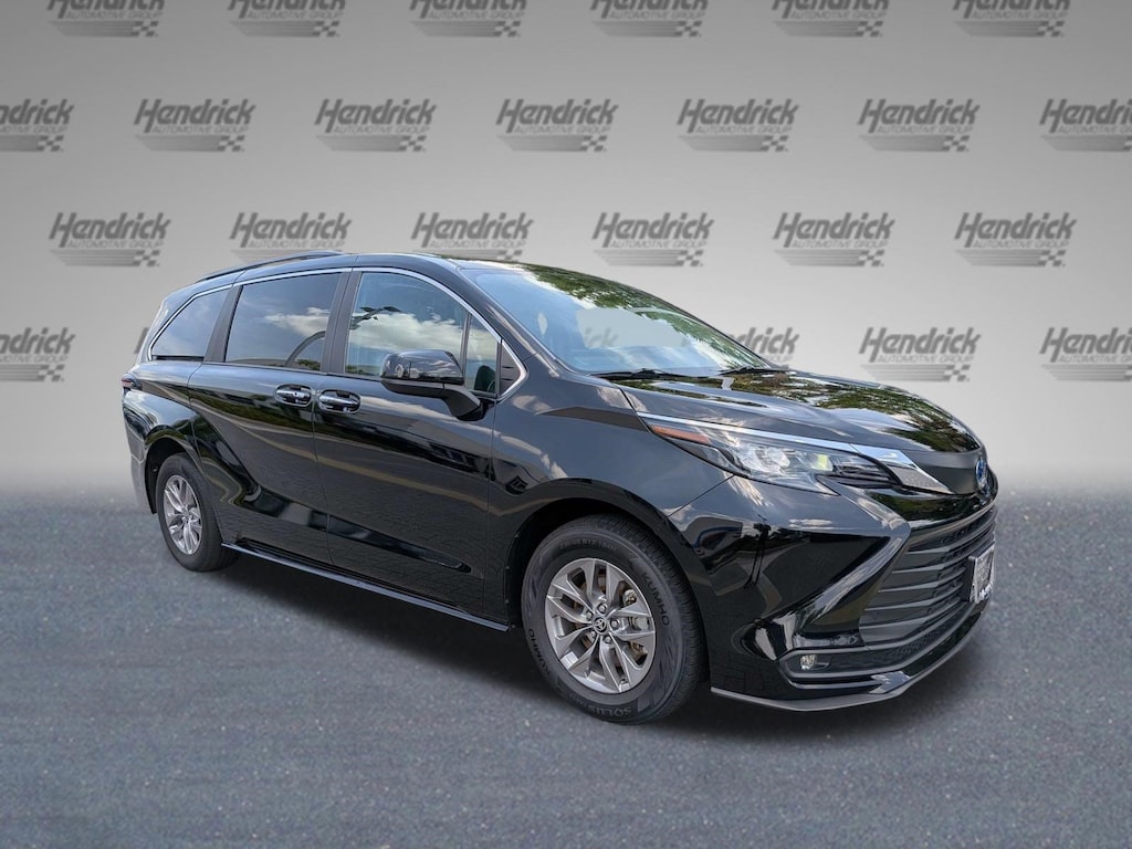 Used 2025 Toyota Sienna XLE Minivan
