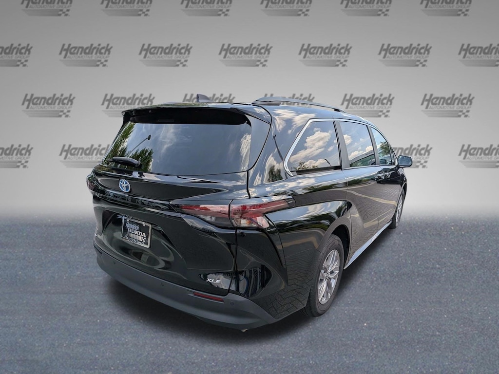 Used 2025 Toyota Sienna XLE Minivan