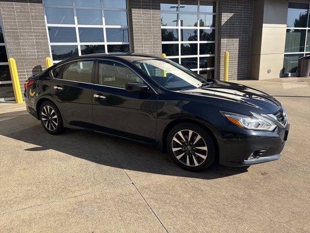 Used 2017 Nissan Altima SV with VIN 1N4AL3AP2HC146425 for sale in Kansas City