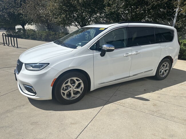2023 Chrysler Pacifica Limited Minivan
