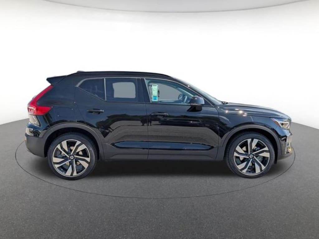 New 2026 Volvo XC40 B5 Ultra SUV