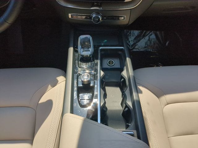 2026 Volvo XC60 Plus - Photo 13