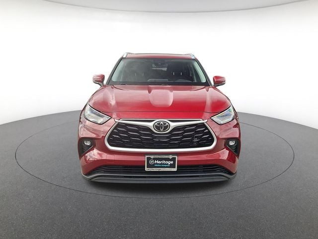 Used 2021 Toyota Highlander XLE with VIN 5TDGZRBH6MS113370 for sale in Parkville, MD