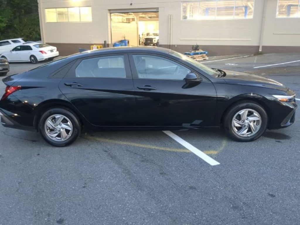 Used 2025 Hyundai Elantra SE Sedan