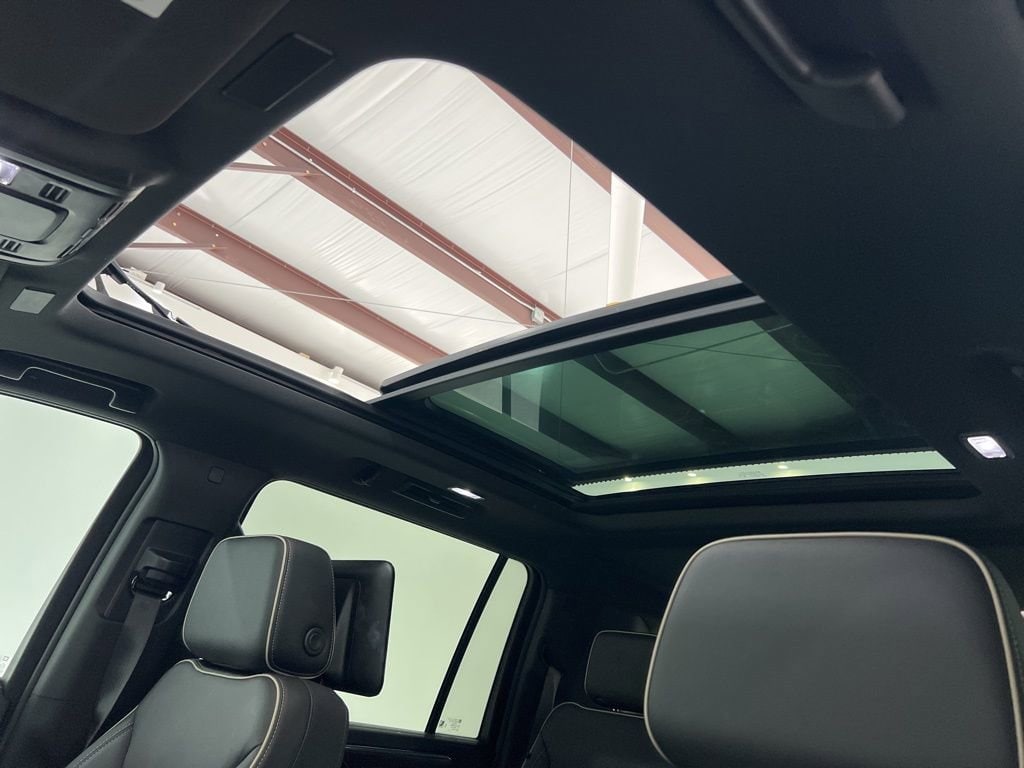 2025 Chevrolet Suburban Premier - Photo 18