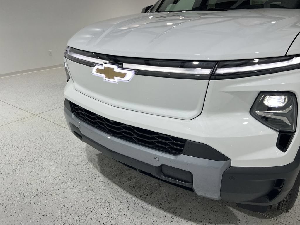 2025 Chevrolet Silverado EV LT - Photo 28